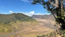 Ilustrasi epik yang menggambarkan Sangkuriang sedang berupaya keras menyelesaikan perahu raksasanya di kaki gunung yang kelak menjadi Tangkuban Parahu, mencerminkan ketegangan dan drama dalam legenda kuno ini. Gambar ini menangkap esensi perjuangan dan nasib yang terjalin dalam cerita rakyat populer dari Jawa Barat.