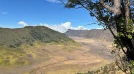 Ilustrasi epik yang menggambarkan Sangkuriang sedang berupaya keras menyelesaikan perahu raksasanya di kaki gunung yang kelak menjadi Tangkuban Parahu, mencerminkan ketegangan dan drama dalam legenda kuno ini. Gambar ini menangkap esensi perjuangan dan nasib yang terjalin dalam cerita rakyat populer dari Jawa Barat.