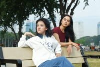 Pemandangan kota Jakarta yang memadukan gedung-gedung pencakar langit modern dengan area hijau, merepresentasikan upaya menjaga keseimbangan alam di tengah pesatnya pembangunan perkotaan. Area ini menunjukkan bagaimana ruang terbuka publik menjadi oase penting bagi warga urban untuk berinteraksi dan beristirahat.