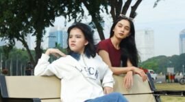 Pemandangan kota Jakarta yang memadukan gedung-gedung pencakar langit modern dengan area hijau, merepresentasikan upaya menjaga keseimbangan alam di tengah pesatnya pembangunan perkotaan. Area ini menunjukkan bagaimana ruang terbuka publik menjadi oase penting bagi warga urban untuk berinteraksi dan beristirahat.