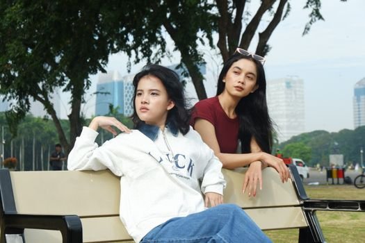 Pemandangan kota Jakarta yang memadukan gedung-gedung pencakar langit modern dengan area hijau, merepresentasikan upaya menjaga keseimbangan alam di tengah pesatnya pembangunan perkotaan. Area ini menunjukkan bagaimana ruang terbuka publik menjadi oase penting bagi warga urban untuk berinteraksi dan beristirahat.