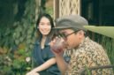 Suasana sebuah kedai jamu modern yang ramai dikunjungi, menunjukkan bagaimana minuman herbal tradisional ini berhasil menarik minat generasi muda dengan penyajian yang lebih kekinian dan menarik. Berbagai varian jamu dengan sentuhan modern tersaji rapi, siap untuk dinikmati para pelanggan.
