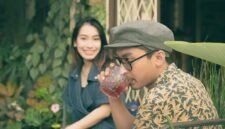 Suasana sebuah kedai jamu modern yang ramai dikunjungi, menunjukkan bagaimana minuman herbal tradisional ini berhasil menarik minat generasi muda dengan penyajian yang lebih kekinian dan menarik. Berbagai varian jamu dengan sentuhan modern tersaji rapi, siap untuk dinikmati para pelanggan.