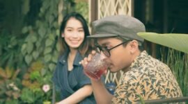 Suasana sebuah kedai jamu modern yang ramai dikunjungi, menunjukkan bagaimana minuman herbal tradisional ini berhasil menarik minat generasi muda dengan penyajian yang lebih kekinian dan menarik. Berbagai varian jamu dengan sentuhan modern tersaji rapi, siap untuk dinikmati para pelanggan.