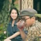 Suasana sebuah kedai jamu modern yang ramai dikunjungi, menunjukkan bagaimana minuman herbal tradisional ini berhasil menarik minat generasi muda dengan penyajian yang lebih kekinian dan menarik. Berbagai varian jamu dengan sentuhan modern tersaji rapi, siap untuk dinikmati para pelanggan.