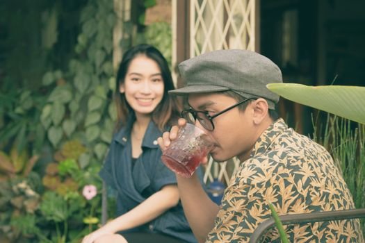 Suasana sebuah kedai jamu modern yang ramai dikunjungi, menunjukkan bagaimana minuman herbal tradisional ini berhasil menarik minat generasi muda dengan penyajian yang lebih kekinian dan menarik. Berbagai varian jamu dengan sentuhan modern tersaji rapi, siap untuk dinikmati para pelanggan.