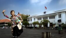 Seorang penari Jaipong dengan kostum tradisional yang cerah menampilkan kelenturan gerak tubuhnya, memancarkan pesona dan semangat khas budaya Sunda yang dinamis dan ekspresif. Pertunjukan ini menjadi simbol hidupnya warisan budaya di tengah arus modernisasi.