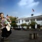 Seorang penari Jaipong dengan kostum tradisional yang cerah menampilkan kelenturan gerak tubuhnya, memancarkan pesona dan semangat khas budaya Sunda yang dinamis dan ekspresif. Pertunjukan ini menjadi simbol hidupnya warisan budaya di tengah arus modernisasi.