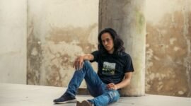 Anak muda Indonesia dengan gaya busana khas distro, menampilkan perpaduan desain lokal yang unik dan ekspresif. Mereka kerap menjadi ikon tren fashion jalanan dengan pilihan pakaian yang merefleksikan identitas dan subkultur.