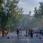 Puluhan peserta dengan antusias mengikuti gerakan instruktur dalam sesi Senam Jabar di lapangan terbuka, menunjukkan semangat kebersamaan dalam menjaga kebugaran tubuh. Pemandangan ini merefleksikan bagaimana aktivitas fisik kolektif telah menjadi bagian penting dari gaya hidup sehat masyarakat di Jawa Barat.
