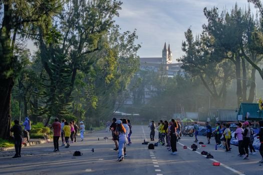Puluhan peserta dengan antusias mengikuti gerakan instruktur dalam sesi Senam Jabar di lapangan terbuka, menunjukkan semangat kebersamaan dalam menjaga kebugaran tubuh. Pemandangan ini merefleksikan bagaimana aktivitas fisik kolektif telah menjadi bagian penting dari gaya hidup sehat masyarakat di Jawa Barat.