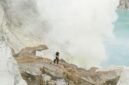 Pemandangan Kawah Putih yang ikonik dengan danau belerang berwarna pirus kehijauan dan pepohonan gersang di sekitarnya, menciptakan lanskap surealis yang menawan hati setiap pengunjung. Udara sejuk pegunungan menambah kesan magis di salah satu destinasi wisata terpopuler di Bandung Selatan ini.