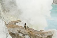 Pemandangan Kawah Putih yang ikonik dengan danau belerang berwarna pirus kehijauan dan pepohonan gersang di sekitarnya, menciptakan lanskap surealis yang menawan hati setiap pengunjung. Udara sejuk pegunungan menambah kesan magis di salah satu destinasi wisata terpopuler di Bandung Selatan ini.