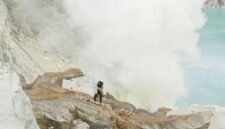 Pemandangan Kawah Putih yang ikonik dengan danau belerang berwarna pirus kehijauan dan pepohonan gersang di sekitarnya, menciptakan lanskap surealis yang menawan hati setiap pengunjung. Udara sejuk pegunungan menambah kesan magis di salah satu destinasi wisata terpopuler di Bandung Selatan ini.