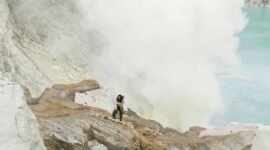 Pemandangan Kawah Putih yang ikonik dengan danau belerang berwarna pirus kehijauan dan pepohonan gersang di sekitarnya, menciptakan lanskap surealis yang menawan hati setiap pengunjung. Udara sejuk pegunungan menambah kesan magis di salah satu destinasi wisata terpopuler di Bandung Selatan ini.