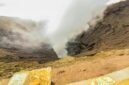 Pemandangan megah Kawah Ratu di Gunung Tangkuban Parahu, Jawa Barat, dengan asap belerang tipis yang mengepul dari dasar kawah, menawarkan panorama alam yang eksotis dan memukau bagi setiap pengunjung. Keindahan geologis ini senantiasa menjadi daya tarik utama bagi wisatawan lokal maupun mancanegara.