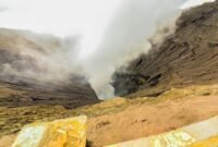 Pemandangan megah Kawah Ratu di Gunung Tangkuban Parahu, Jawa Barat, dengan asap belerang tipis yang mengepul dari dasar kawah, menawarkan panorama alam yang eksotis dan memukau bagi setiap pengunjung. Keindahan geologis ini senantiasa menjadi daya tarik utama bagi wisatawan lokal maupun mancanegara.