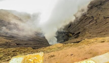 Pesona Tangkuban Parahu: Menyingkap Legenda dan Keindahan Abadi Tanah Pasundan