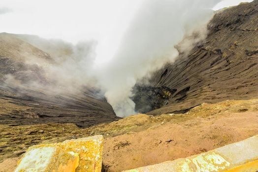 Pemandangan megah Kawah Ratu di Gunung Tangkuban Parahu, Jawa Barat, dengan asap belerang tipis yang mengepul dari dasar kawah, menawarkan panorama alam yang eksotis dan memukau bagi setiap pengunjung. Keindahan geologis ini senantiasa menjadi daya tarik utama bagi wisatawan lokal maupun mancanegara.