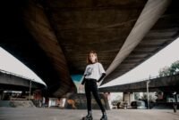 Beberapa anak muda Indonesia menunjukkan gaya busana streetwear mereka yang khas, mengenakan kaus grafis dan hoodie dari merek distro lokal. Pakaian-pakaian ini merepresentasikan semangat kreativitas dan identitas yang kuat dalam tren fashion terkini di kalangan generasi muda urban.