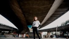 Beberapa anak muda Indonesia menunjukkan gaya busana streetwear mereka yang khas, mengenakan kaus grafis dan hoodie dari merek distro lokal. Pakaian-pakaian ini merepresentasikan semangat kreativitas dan identitas yang kuat dalam tren fashion terkini di kalangan generasi muda urban.