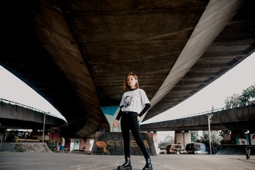 Beberapa anak muda Indonesia menunjukkan gaya busana streetwear mereka yang khas, mengenakan kaus grafis dan hoodie dari merek distro lokal. Pakaian-pakaian ini merepresentasikan semangat kreativitas dan identitas yang kuat dalam tren fashion terkini di kalangan generasi muda urban.
