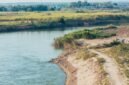 Pemandangan Sungai Citarum pada tahun 2026 yang bersih dan asri, menunjukkan hasil nyata upaya restorasi lingkungan yang telah mengubah wajah salah satu sungai terpanjang di Jawa Barat ini. Masyarakat kini dapat menikmati kembali keindahan dan manfaat ekologis Citarum yang lestari.