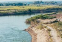 Pemandangan Sungai Citarum pada tahun 2026 yang bersih dan asri, menunjukkan hasil nyata upaya restorasi lingkungan yang telah mengubah wajah salah satu sungai terpanjang di Jawa Barat ini. Masyarakat kini dapat menikmati kembali keindahan dan manfaat ekologis Citarum yang lestari.