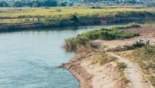 Pemandangan Sungai Citarum pada tahun 2026 yang bersih dan asri, menunjukkan hasil nyata upaya restorasi lingkungan yang telah mengubah wajah salah satu sungai terpanjang di Jawa Barat ini. Masyarakat kini dapat menikmati kembali keindahan dan manfaat ekologis Citarum yang lestari.
