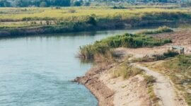 Pemandangan Sungai Citarum pada tahun 2026 yang bersih dan asri, menunjukkan hasil nyata upaya restorasi lingkungan yang telah mengubah wajah salah satu sungai terpanjang di Jawa Barat ini. Masyarakat kini dapat menikmati kembali keindahan dan manfaat ekologis Citarum yang lestari.