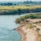 Pemandangan Sungai Citarum pada tahun 2026 yang bersih dan asri, menunjukkan hasil nyata upaya restorasi lingkungan yang telah mengubah wajah salah satu sungai terpanjang di Jawa Barat ini. Masyarakat kini dapat menikmati kembali keindahan dan manfaat ekologis Citarum yang lestari.
