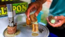 Penjual surabi tradisional sedang memanggang adonan di atas tungku arang, menciptakan aroma khas yang menggoda selera di sebuah sudut kota Bandung. Hidangan sederhana ini seringkali disajikan hangat dengan aneka topping, mulai dari yang klasik hingga modern.