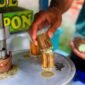Penjual surabi tradisional sedang memanggang adonan di atas tungku arang, menciptakan aroma khas yang menggoda selera di sebuah sudut kota Bandung. Hidangan sederhana ini seringkali disajikan hangat dengan aneka topping, mulai dari yang klasik hingga modern.