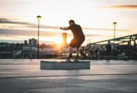 Potret seorang individu sedang bermeditasi di sebuah *rooftop garden* dengan latar belakang gedung pencakar langit kota, melambangkan upaya mencari ketenangan di tengah kesibukan urban. Gambar ini merepresentasikan tren gaya hidup urban yang mengedepankan keseimbangan antara produktivitas dan kesejahteraan pribadi.