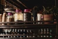 Suasana nyaman sebuah kafe jamu modern yang menyajikan ramuan herbal tradisional Indonesia dengan sentuhan kekinian, menarik minat generasi muda untuk menikmati manfaat kesehatan alami. Berbagai botol jamu dengan kemasan menarik tertata rapi, menunjukkan evolusi minuman warisan budaya ini agar tetap relevan dengan gaya hidup urban.