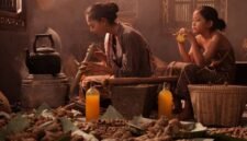Seorang wanita tengah meracik ramuan obat tradisional Sunda dengan bahan-bahan alami, menunjukkan kearifan lokal yang diwariskan turun-temurun. Proses ini menggambarkan dedikasi dalam melestarikan praktik pengobatan nenek moyang untuk kesehatan dan kesejahteraan.