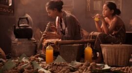 Seorang wanita tengah meracik ramuan obat tradisional Sunda dengan bahan-bahan alami, menunjukkan kearifan lokal yang diwariskan turun-temurun. Proses ini menggambarkan dedikasi dalam melestarikan praktik pengobatan nenek moyang untuk kesehatan dan kesejahteraan.