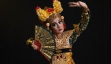 Seorang penari Jaipong dengan kostum warna-warni yang cerah sedang menampilkan gerakan lincah penuh ekspresi, diiringi alunan musik gamelan khas Sunda. Tarian ini melambangkan semangat dan kekayaan budaya Indonesia yang terus lestari.