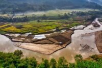 Pemandangan udara Sungai Citarum yang menunjukkan perbaikan signifikan, dengan air yang mulai jernih dan aktivitas pembersihan yang terus berlangsung. Gambar ini merefleksikan hasil kerja keras ribuan relawan dan berbagai pihak dalam upaya revitalisasi Citarum Harum.