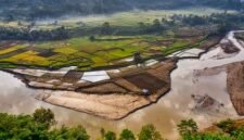 Pemandangan udara Sungai Citarum yang menunjukkan perbaikan signifikan, dengan air yang mulai jernih dan aktivitas pembersihan yang terus berlangsung. Gambar ini merefleksikan hasil kerja keras ribuan relawan dan berbagai pihak dalam upaya revitalisasi Citarum Harum.