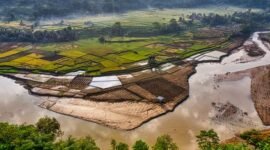 Pemandangan udara Sungai Citarum yang menunjukkan perbaikan signifikan, dengan air yang mulai jernih dan aktivitas pembersihan yang terus berlangsung. Gambar ini merefleksikan hasil kerja keras ribuan relawan dan berbagai pihak dalam upaya revitalisasi Citarum Harum.
