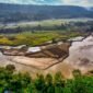 Pemandangan udara Sungai Citarum yang menunjukkan perbaikan signifikan, dengan air yang mulai jernih dan aktivitas pembersihan yang terus berlangsung. Gambar ini merefleksikan hasil kerja keras ribuan relawan dan berbagai pihak dalam upaya revitalisasi Citarum Harum.