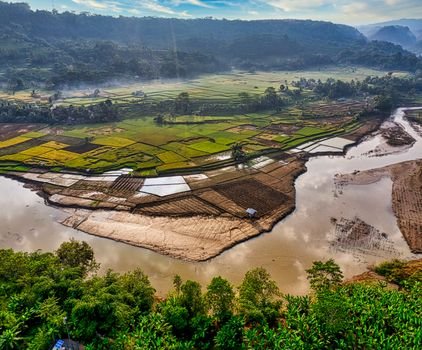 Pemandangan udara Sungai Citarum yang menunjukkan perbaikan signifikan, dengan air yang mulai jernih dan aktivitas pembersihan yang terus berlangsung. Gambar ini merefleksikan hasil kerja keras ribuan relawan dan berbagai pihak dalam upaya revitalisasi Citarum Harum.