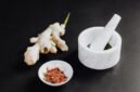 Suasana sebuah gerai jamu modern yang menampilkan interior kekinian dan ragam sajian jamu inovatif, menunjukkan bagaimana minuman tradisional ini berhasil menarik minat generasi muda. Berbagai botol jamu dengan label menarik tertata rapi, siap dinikmati oleh para pengunjung yang mencari alternatif minuman sehat.