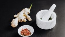 Suasana sebuah gerai jamu modern yang menampilkan interior kekinian dan ragam sajian jamu inovatif, menunjukkan bagaimana minuman tradisional ini berhasil menarik minat generasi muda. Berbagai botol jamu dengan label menarik tertata rapi, siap dinikmati oleh para pengunjung yang mencari alternatif minuman sehat.