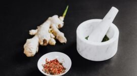 Suasana sebuah gerai jamu modern yang menampilkan interior kekinian dan ragam sajian jamu inovatif, menunjukkan bagaimana minuman tradisional ini berhasil menarik minat generasi muda. Berbagai botol jamu dengan label menarik tertata rapi, siap dinikmati oleh para pengunjung yang mencari alternatif minuman sehat.