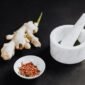 Suasana sebuah gerai jamu modern yang menampilkan interior kekinian dan ragam sajian jamu inovatif, menunjukkan bagaimana minuman tradisional ini berhasil menarik minat generasi muda. Berbagai botol jamu dengan label menarik tertata rapi, siap dinikmati oleh para pengunjung yang mencari alternatif minuman sehat.