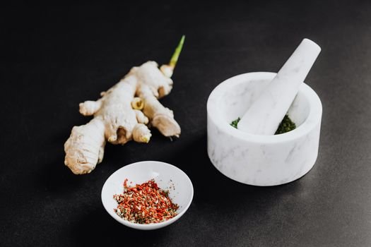 Suasana sebuah gerai jamu modern yang menampilkan interior kekinian dan ragam sajian jamu inovatif, menunjukkan bagaimana minuman tradisional ini berhasil menarik minat generasi muda. Berbagai botol jamu dengan label menarik tertata rapi, siap dinikmati oleh para pengunjung yang mencari alternatif minuman sehat.