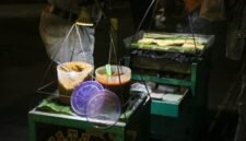 Surabi, jajanan khas Bandung yang telah berevolusi dari sajian tradisional dengan kinca manis menjadi beragam varian modern dengan topping kekinian, tetap menjadi daya tarik utama kuliner Indonesia. Kudapan ini menawarkan perpaduan tekstur lembut dan renyah dengan rasa yang memanjakan lidah, cocok dinikmati di berbagai suasana.