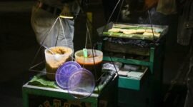 Surabi, jajanan khas Bandung yang telah berevolusi dari sajian tradisional dengan kinca manis menjadi beragam varian modern dengan topping kekinian, tetap menjadi daya tarik utama kuliner Indonesia. Kudapan ini menawarkan perpaduan tekstur lembut dan renyah dengan rasa yang memanjakan lidah, cocok dinikmati di berbagai suasana.